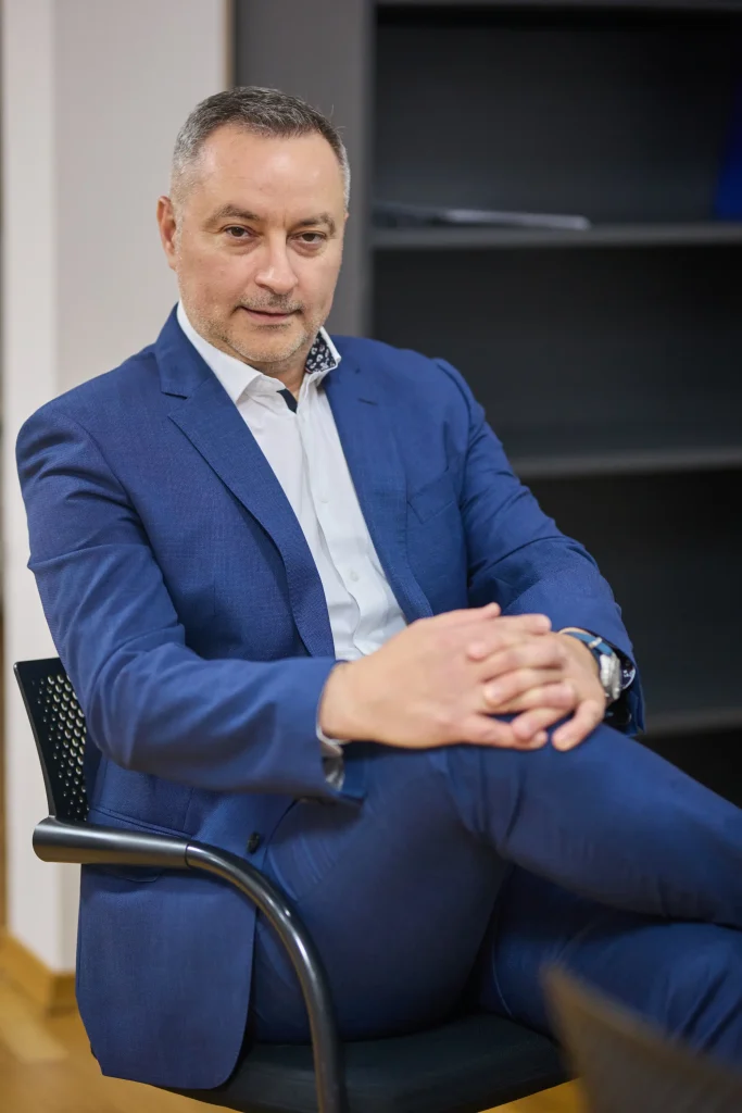 Avocat Vasile Dan Uțiu, specialist în obținerea de despăgubiri maxime și daune morale în urma accidentelor rutiere, Cabinet Avocat Uțiu Vasile Dan București.